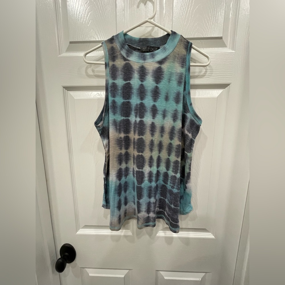 DITZY DAIZY sleeveless flowy shirt. Women’s Large.